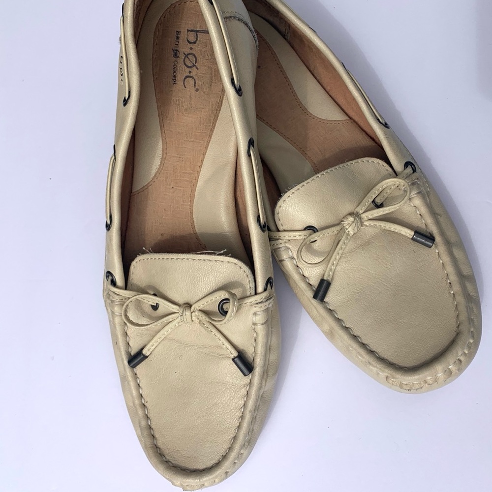 BORN b.o.c Cream Bow Driving Moccasin Loafers
